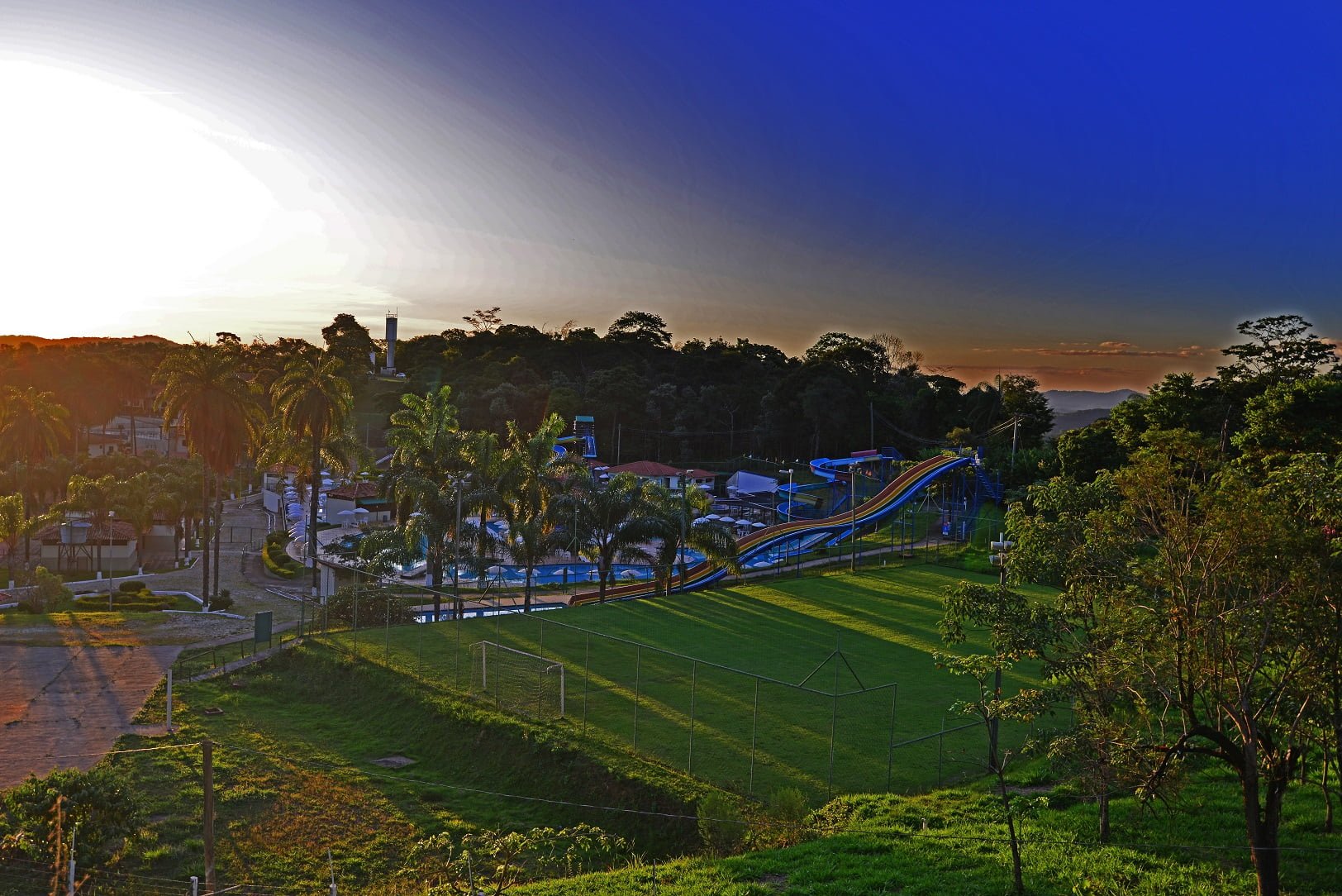 ENTARDECER NO NO PARQUE AQUÁTICO